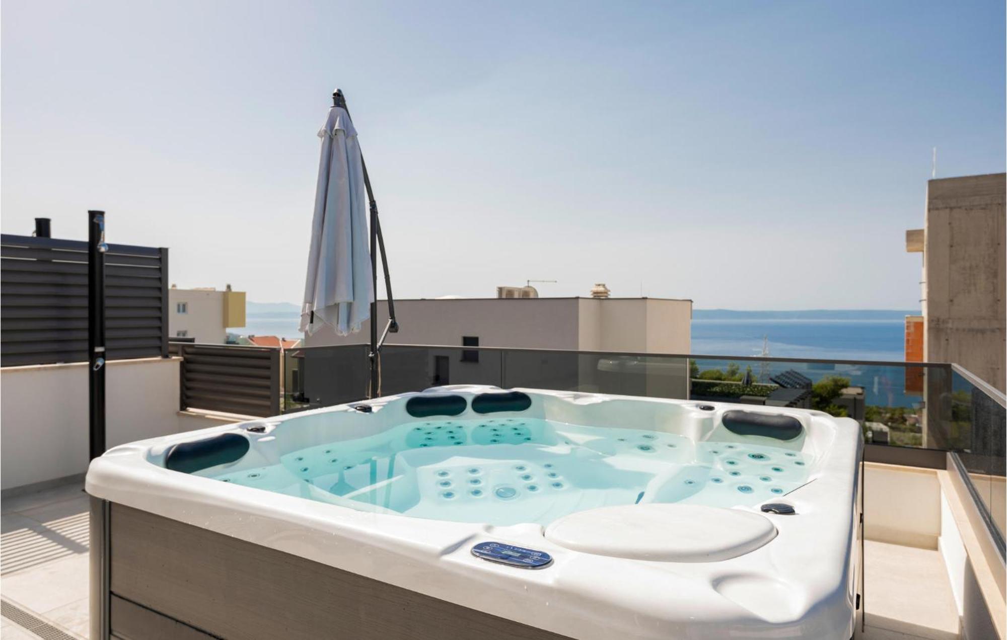 Stunning In With Jacuzzi *